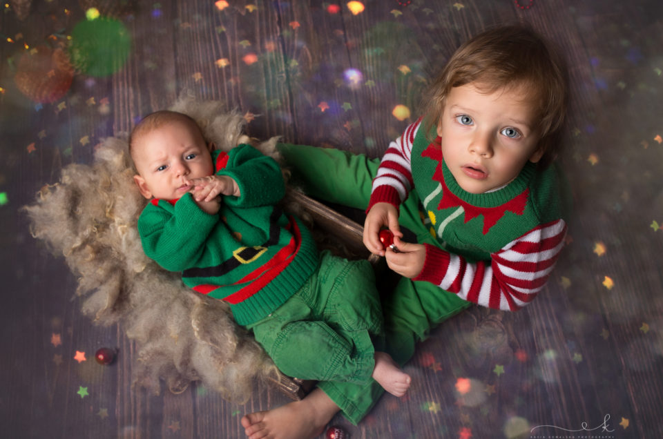 Dwa małe elfy na sesji świątecznej