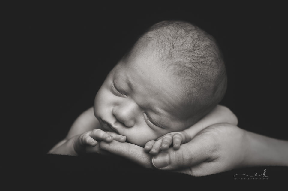 Czarno biała sesja noworodkowa