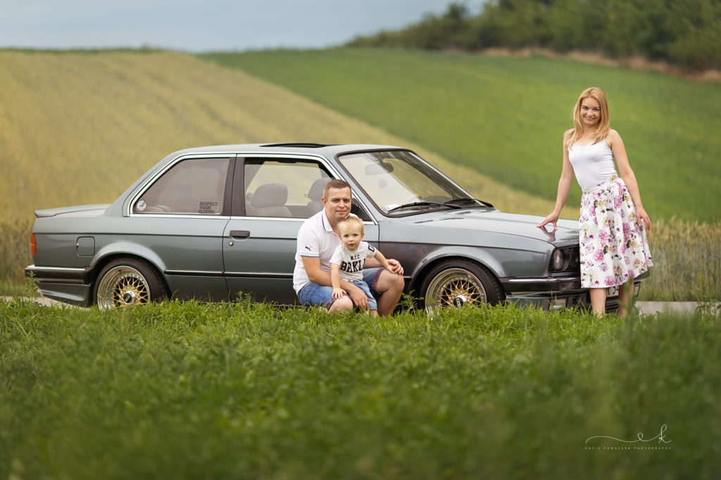 sesja rodzinna z autem
