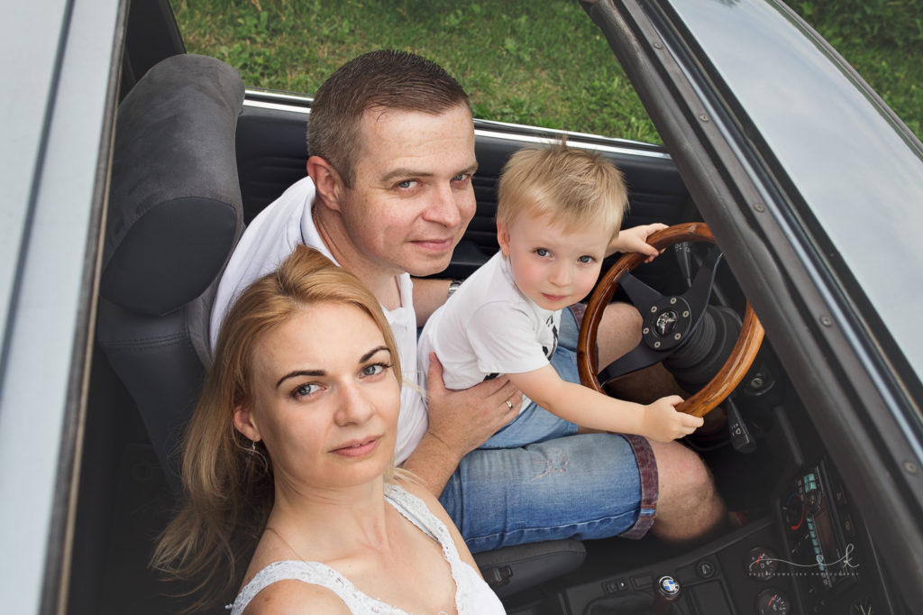sesja rodzinna z autem