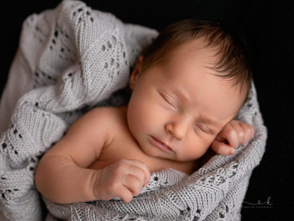 minimalistyczna sesja noworodkowa