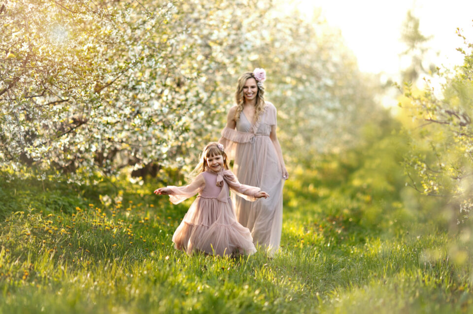 Wiosenna sesja w kwitnącym sadzie