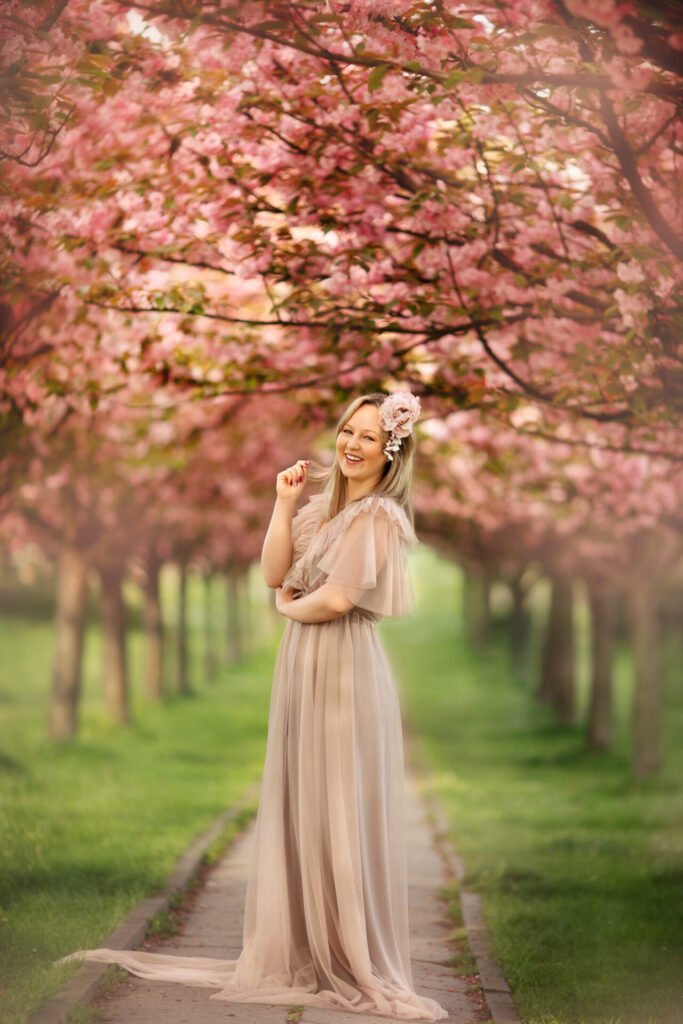 Wiosenna sesja w wiśniowej alejce