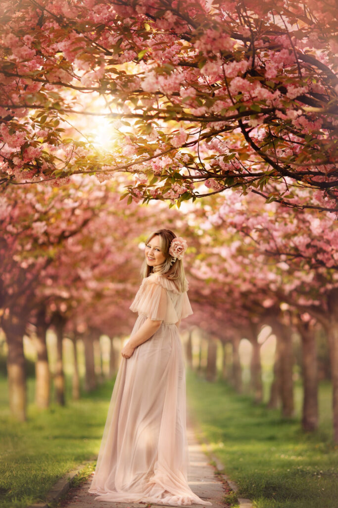 Wiosenna sesja w wiśniowej alejce