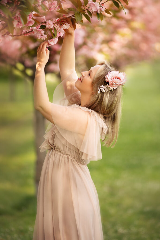 Wiosenna sesja w wiśniowej alejce