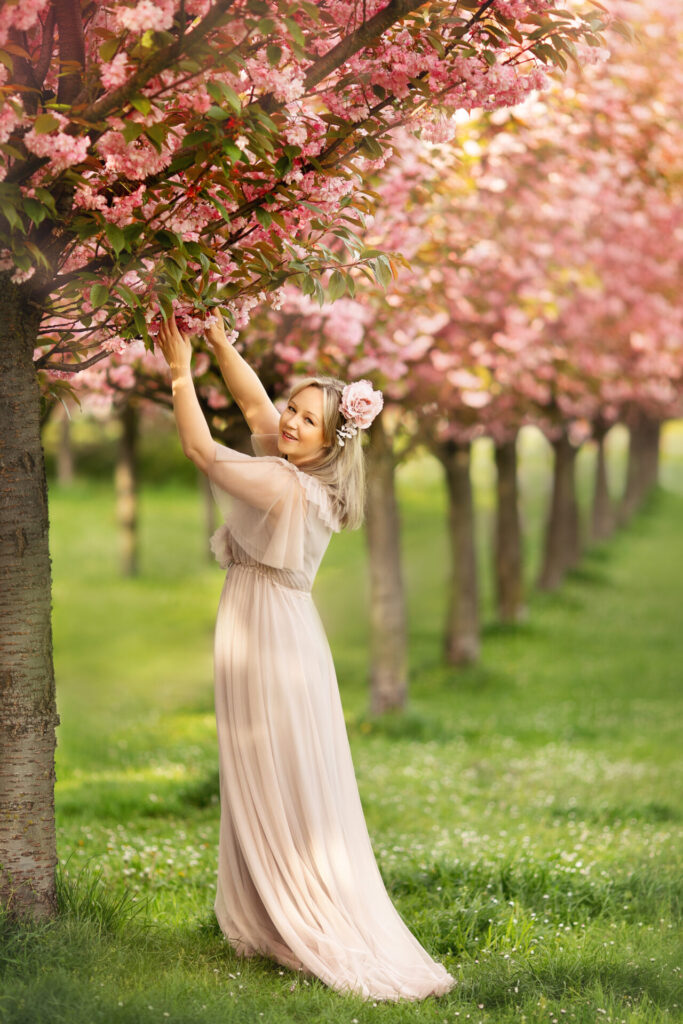 Wiosenna sesja w wiśniowej alejce