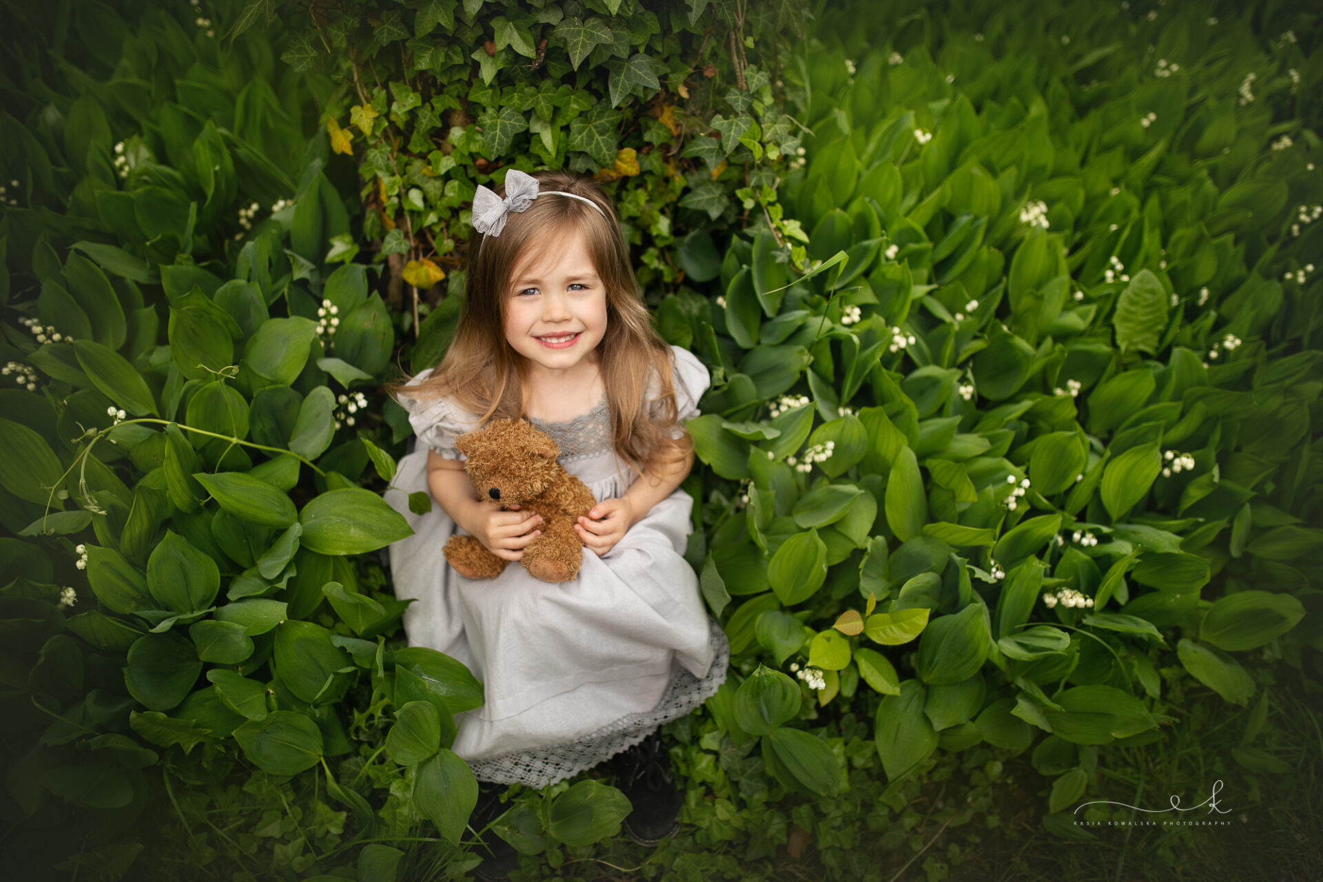 portret dziewczynki z misiem wśród konwalii - Kraków