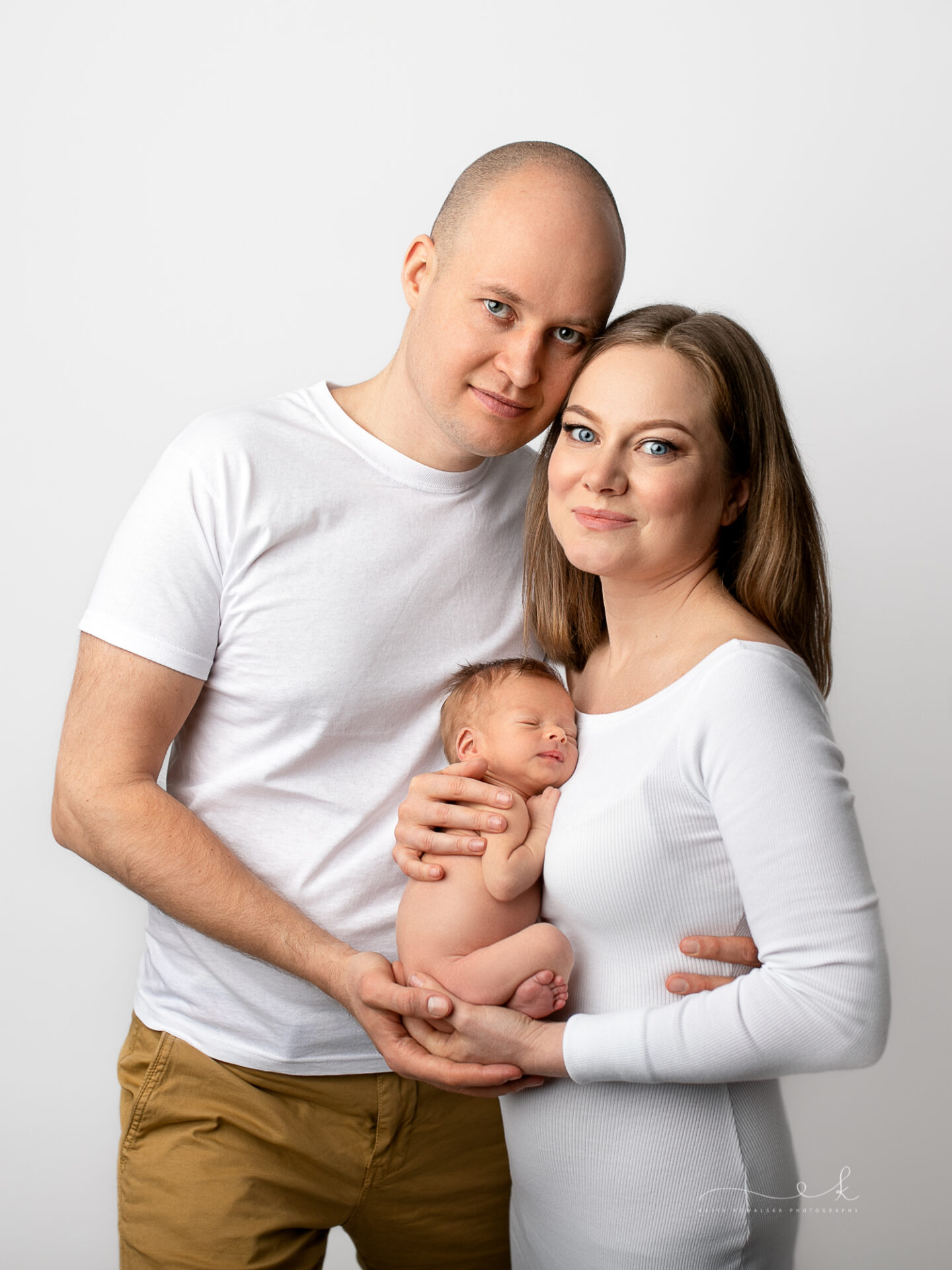 Zdjęcie kolorowe, portret rodziów z noworodkiem
