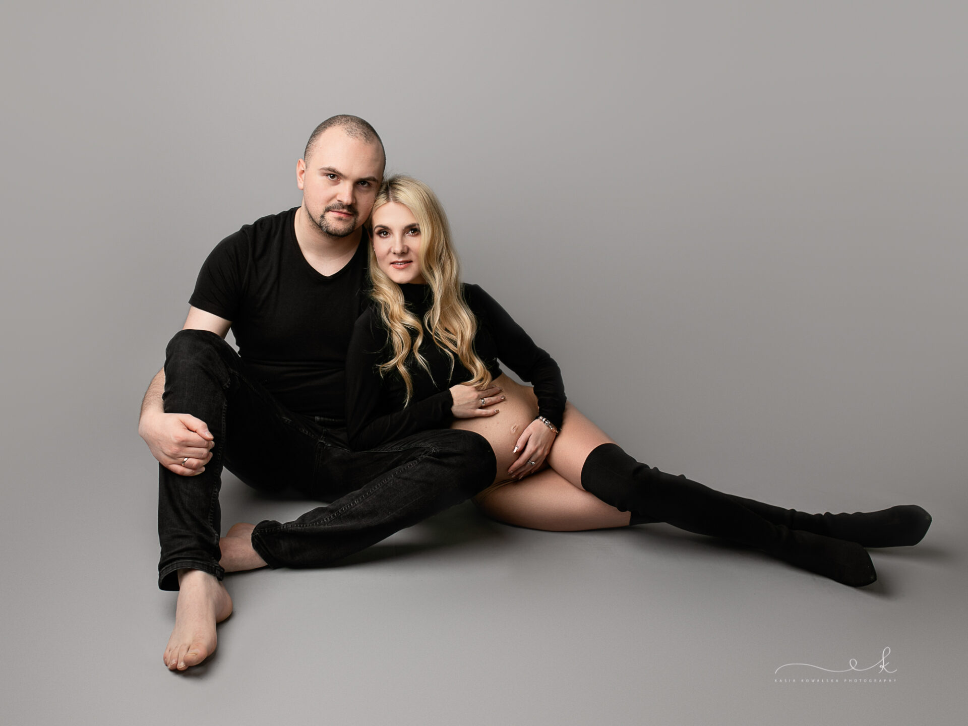 kolorowy portret pary siedzącej na ziemi w stylu modowym - sesja ciążowa Kraków