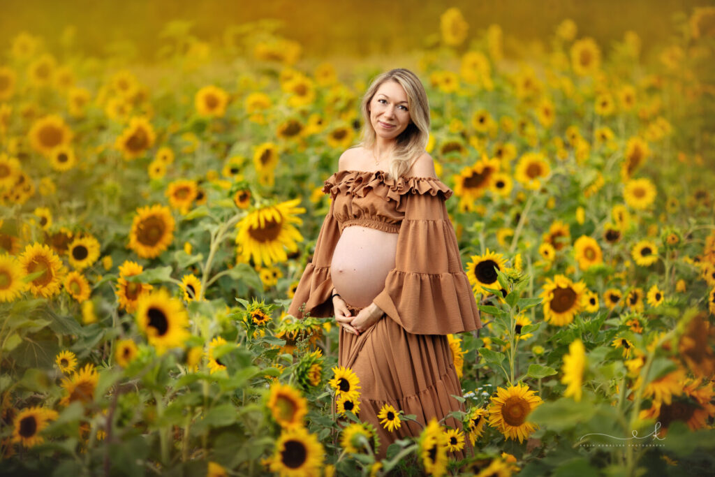 sesja ciążowa w słonecznikach, kobieta w ciąży wśród słoneczników