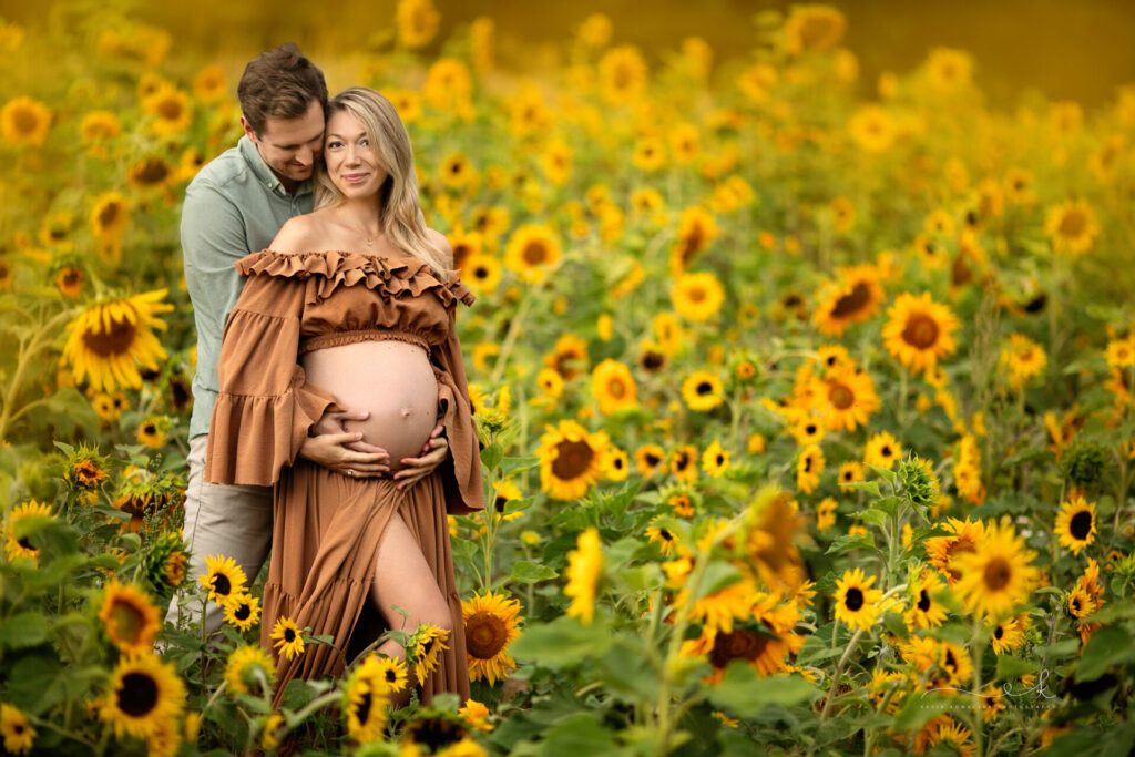 Sesja ciążowa - para na polu słoneczników