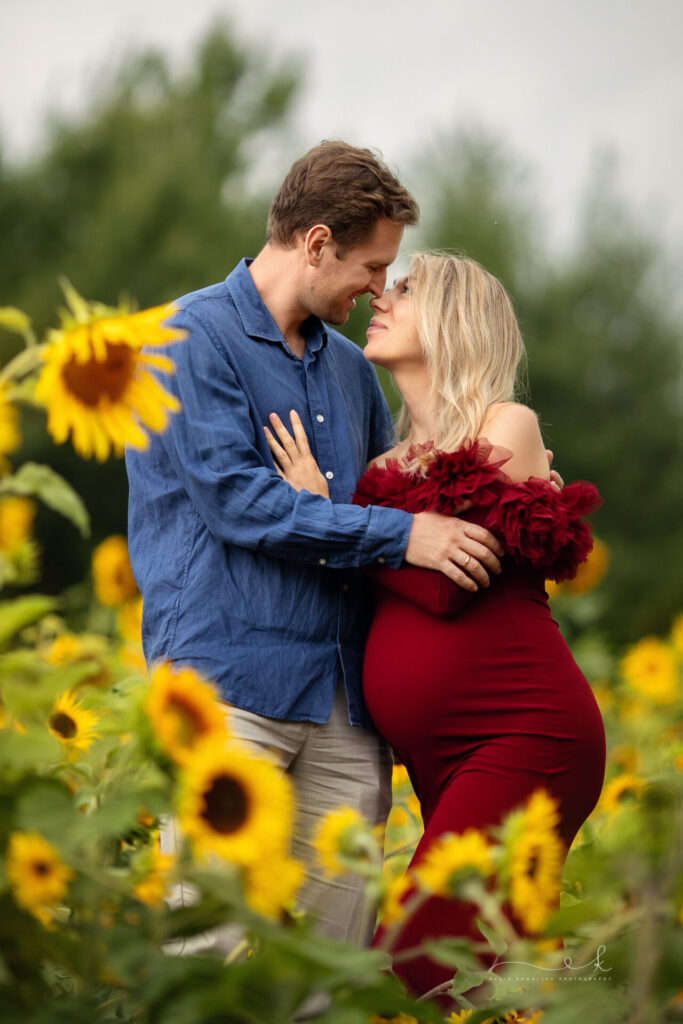 Pole słoneczników oraz zakochana para przyszłych rodziców