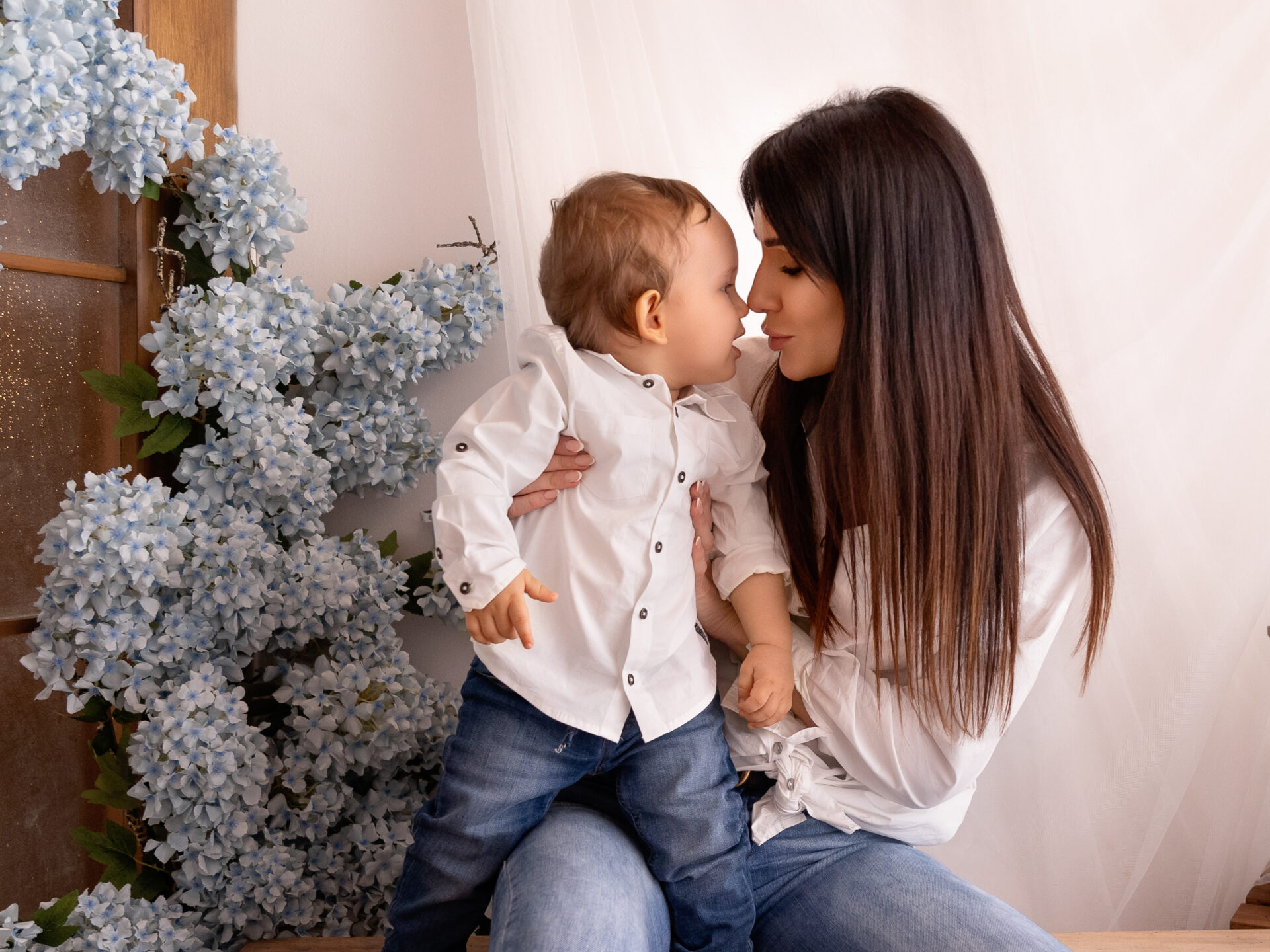 mama i ja, sesja na dzień mamy, Kraków, niebieskie kwiaty