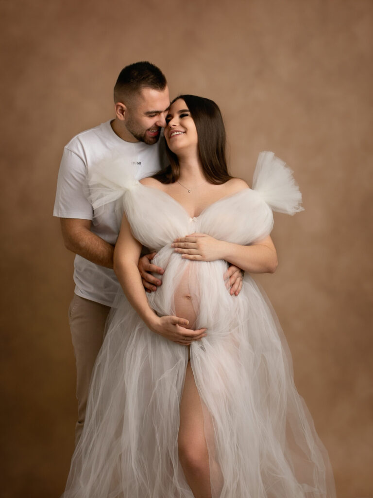 romantyczna sesja ciążowa studio Kraków para