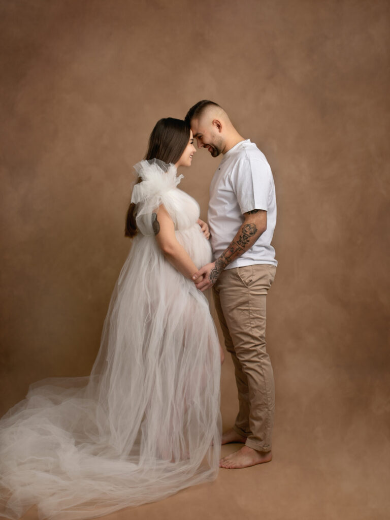 romantyczna sesja ciążowa suknia tiulowa studio