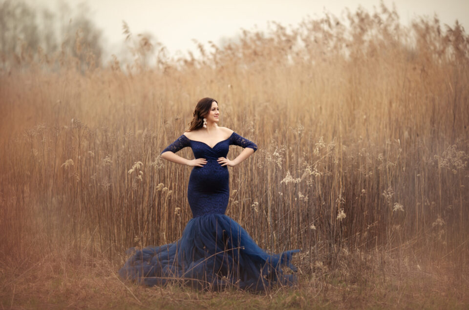 Ciążowa sesja w plenerze wczesną wiosną