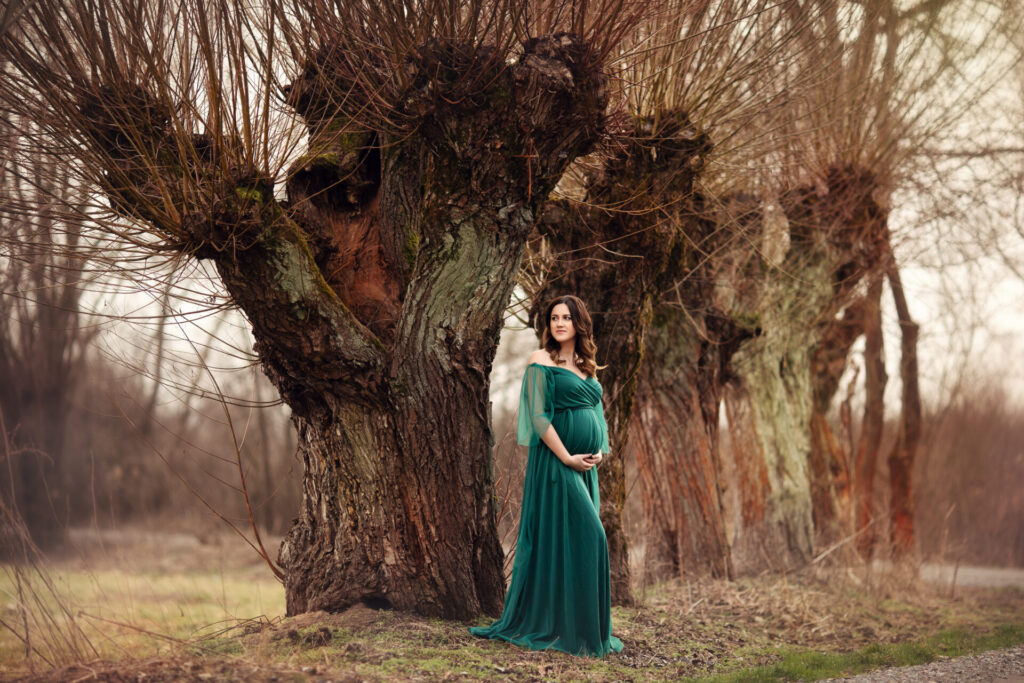 Ciążowa sesja w plenerze wiosną