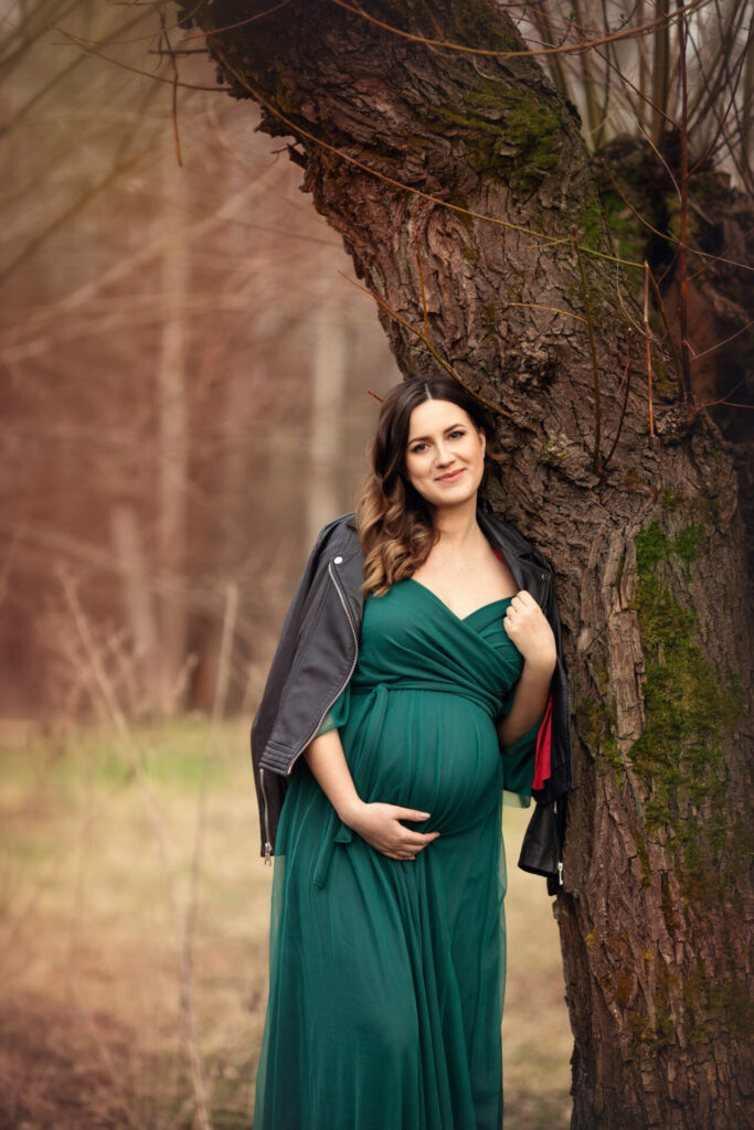 Ciążowa sesja w plenerze wiosną