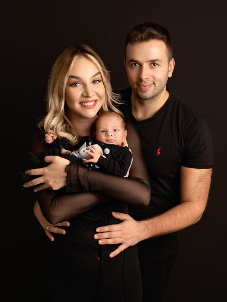 Studyjna sesja noworodkowa z nieśpiącym dzieckiem
